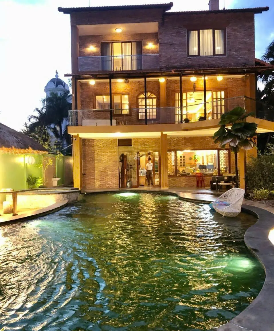 Cho Thuê Biệt Thự : 239 Nguyễn Duy Trinh, TP. Thủ Đức. Giá thuê: 5.500 USD/tháng.