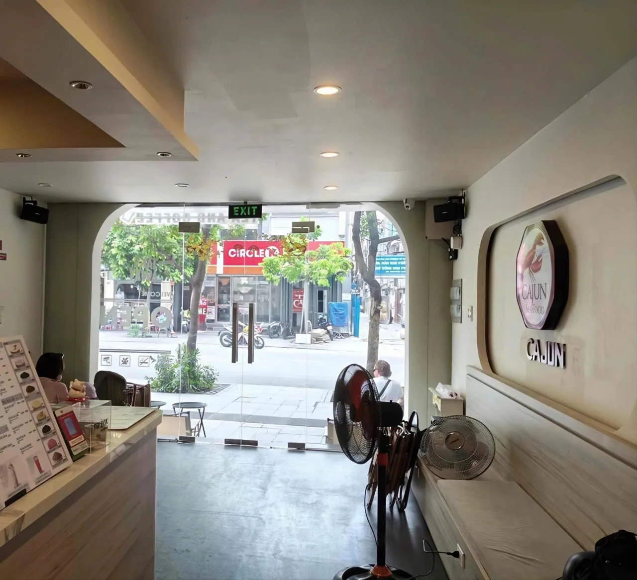 Cho thuê Nhà mặt tiền : 210A Nguyễn Khắc Nhu, Quận 1. Giá thuê : 70 triệu/tháng.